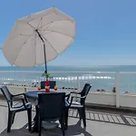Monicca Collection And Residences מלון דירות