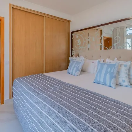 Monicca Collection And Residences מלון דירות 4*